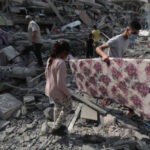 Ciudadanos palestinos tras el ataque de Israel del 8 de octubre (WAFA Naaman Omar /Wikicommons)