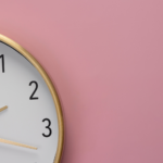 La noche del sábado al domingo, a las 3 h serán las 2 h. Freepik