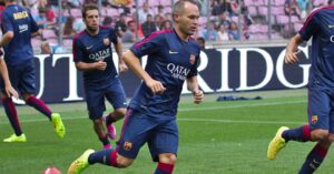 Andrés Iniesta durante un partido del Barça contra el Nápoles (Clément Bucco-Lechat/Wikicommoons)