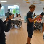 Alumnos del proyecto RED durante la realización de una entrevista por su revista escolar digital
