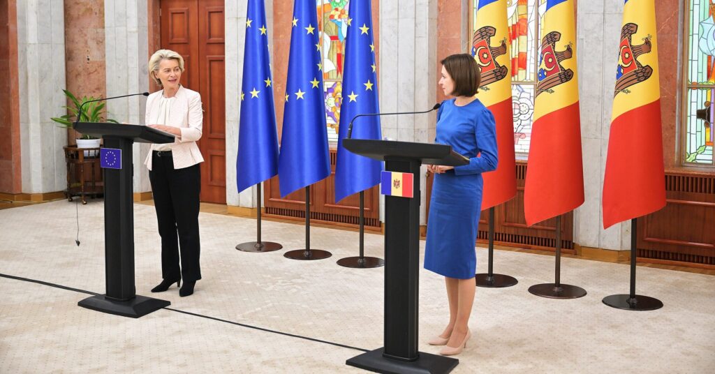 La presidenta de la Comisión Europea, Ursula von der Leyen, junto a la presidenta de Moldavia, Maia Sandu