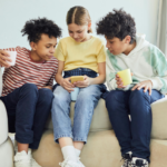 Un grupo de adolescentes consultando el móvil. (Pexels/Vanessa Loring)