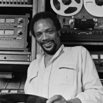 El productor Quincy Jones en su estudio. (Wikimedia/Los Angeles Times)