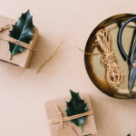 Detalles naturales y papel reciclado para envolver los regalos de Navidad/Diseño de Freepik