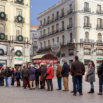 Por Navidad, administraciones como Doña Manolita, en Madrid, acumulan largas colas. / Wikimedia Commons - Barcex