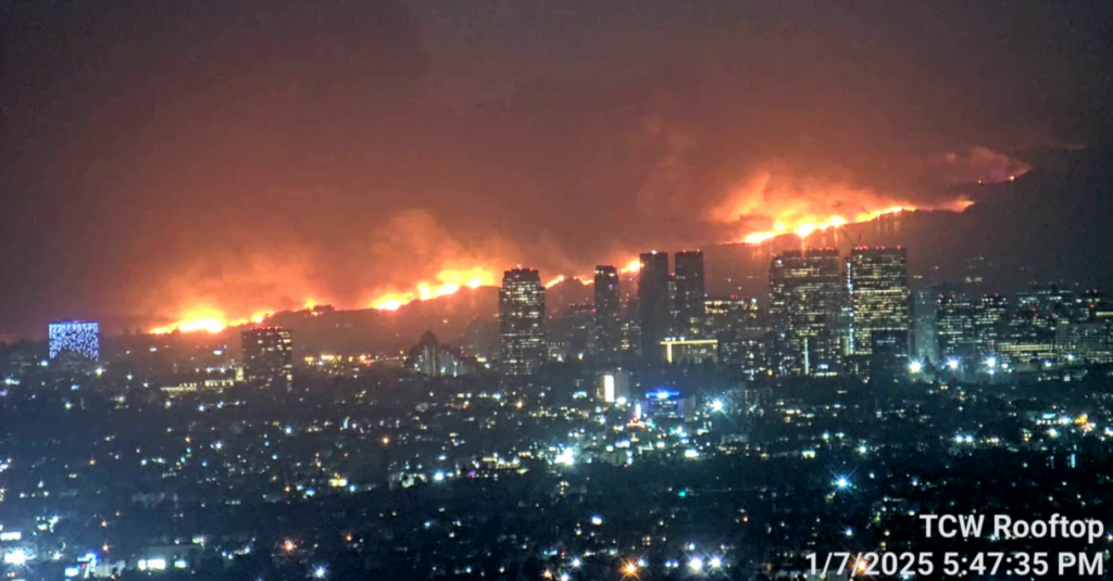 Imagen del incendio del barrio de Palisades visto desde el centro de Los Ángeles/Toastt21-Wikimedia Commons