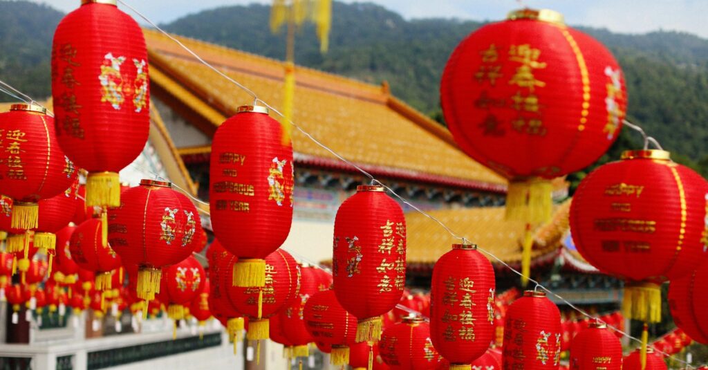 Los adornos rojos decoran las casas y las calles para celebrar el Año Nuevo chino/Alexey Demidov/Pexels