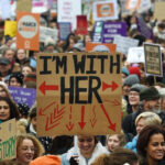 Las primeras huelgas y marchas reivindicaban los derechos laborales de las mujeres. Hoy en día, las mujeres se manifiestan para reclamar la igualdad de género en muchos otros ámbitos. Andy Rain / EFE