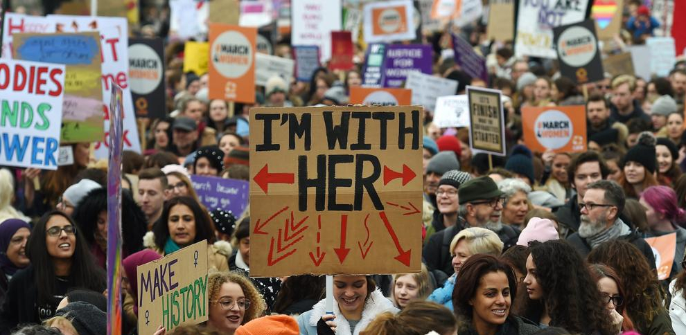 Las primeras huelgas y marchas reivindicaban los derechos laborales de las mujeres. Hoy en día, las mujeres se manifiestan para reclamar la igualdad de género en muchos otros ámbitos. Andy Rain / EFE