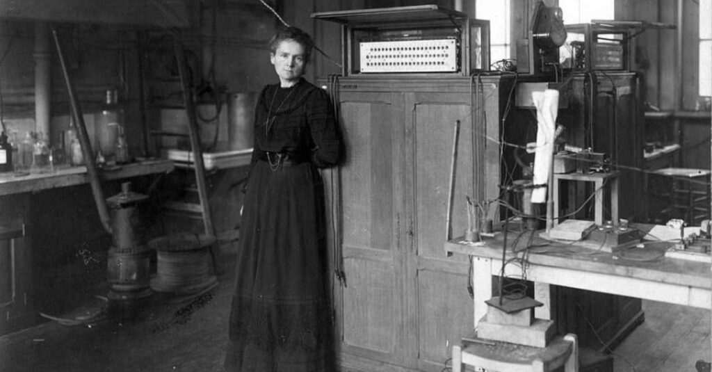 Marie Curie en su laboratorio en París, el año 1912
