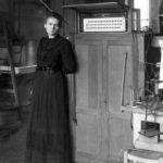 Marie Curie en su laboratorio en París, el año 1912
