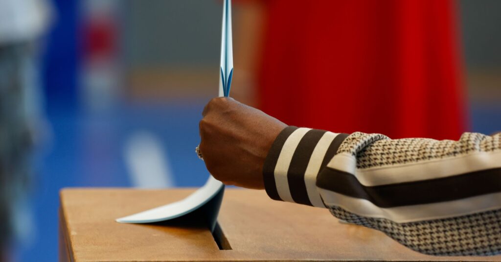 En democracia, los ciudadanos participan en la política a través de elecciones libres (Flickr)