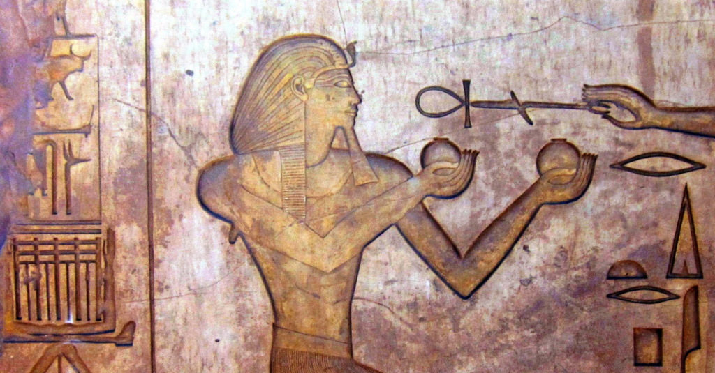 Tutmosis II gobernó Egipto durante el Imperio Nuevo/Bloque de piedra con relieve del Templo de Karnak – Wikimedia Commons