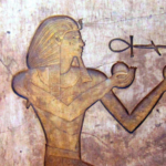 Tutmosis II gobernó Egipto durante el Imperio Nuevo/Bloque de piedra con relieve del Templo de Karnak – Wikimedia Commons