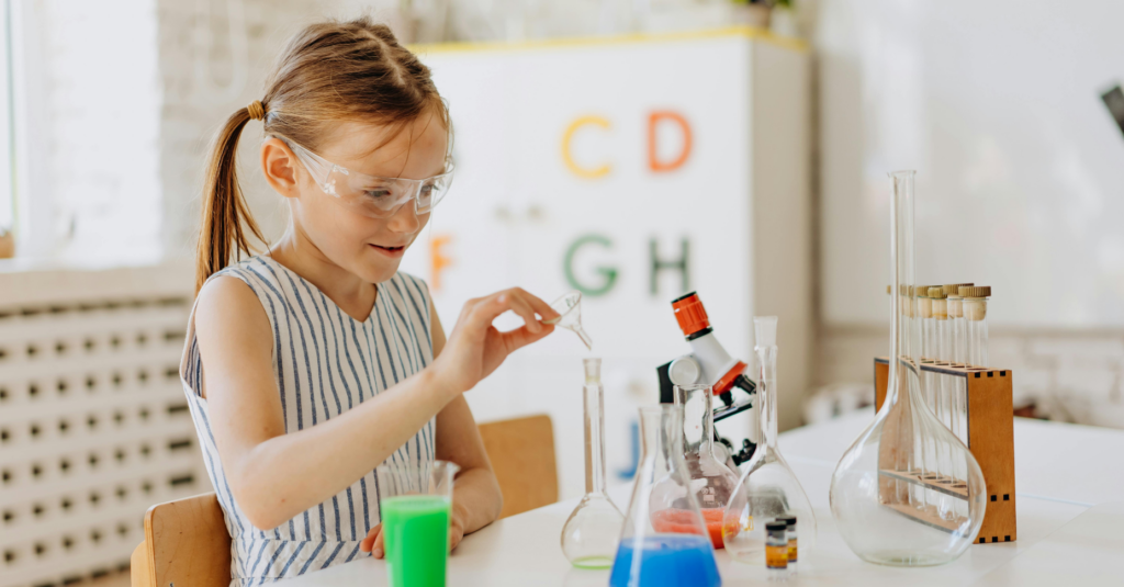 Promoviendo la presencia de niñas y mujeres en el mundo de la ciencia, favorecemos el cambio de los modelos culturales/ Mikhail Nilov-Pexels