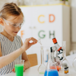 Promoviendo la presencia de niñas y mujeres en el mundo de la ciencia, favorecemos el cambio de los modelos culturales/ Mikhail Nilov-Pexels