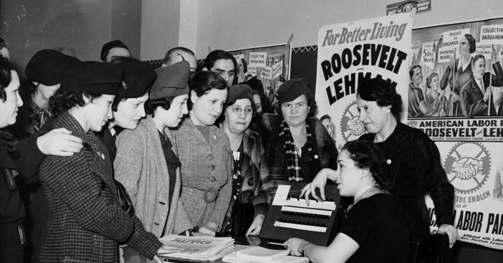 Mujeres enseñando a otras mujeres cómo votar. Nueva York, 1935/ kheelcenter-Wikimedia Commons