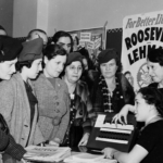 Mujeres enseñando a otras mujeres cómo votar. Nueva York, 1935/ kheelcenter-Wikimedia Commons