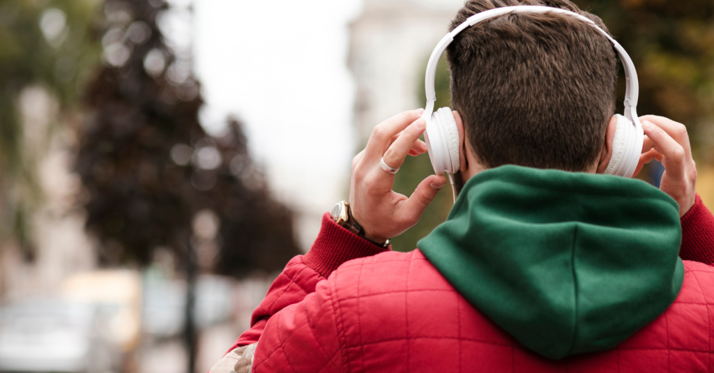 Más del 50% de las canciones que analiza un estudio de la UPF tienen contenidos sexistas/Freepik