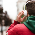 Más del 50% de las canciones que analiza un estudio de la UPF tienen contenidos sexistas/Freepik