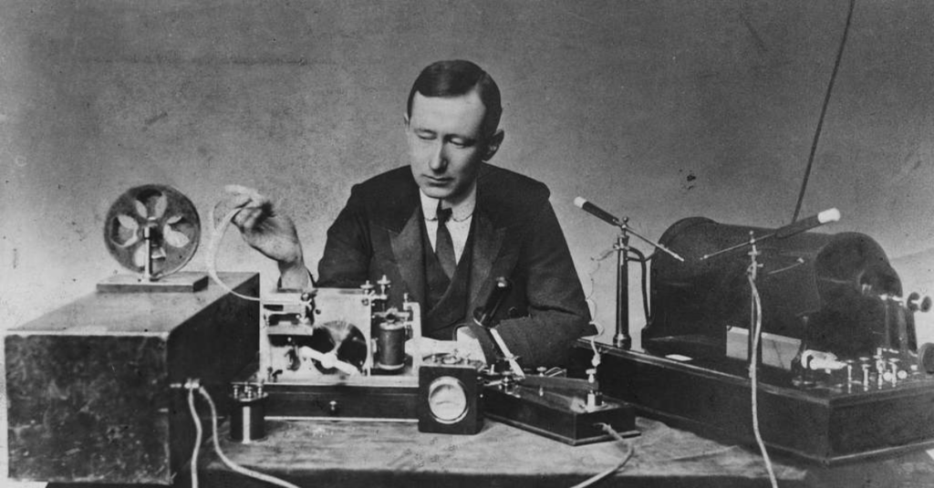 El inventor Guglielmo Marconi operando un aparato similar al usado por él para transmitir la primera señal no cableada a través del Atlántico/Wikimedia Commons