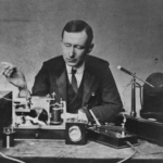 El inventor Guglielmo Marconi operando un aparato similar al usado por él para transmitir la primera señal no cableada a través del Atlántico/Wikimedia Commons