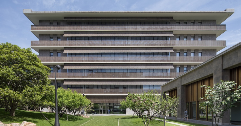 El bloque C6 del campus Novartis de Shanghái es una de las obras del arquitecto Liu Jiakun/Imagen cedida por cortesía de Arch-Exist