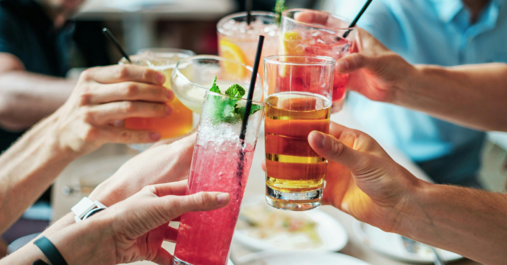 Millones de personas en todo el mundo beben alcohol con regularidad. (Burst / Pexels)