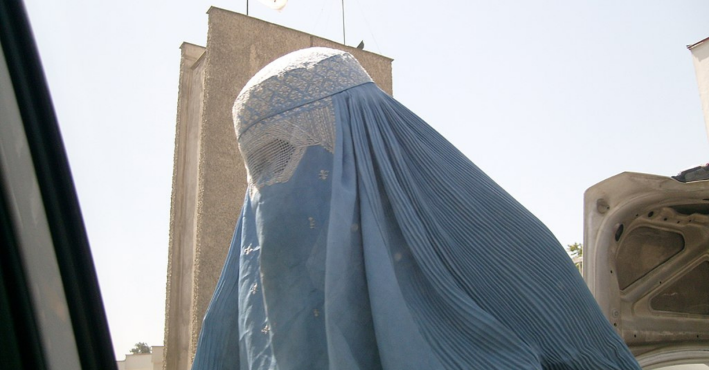 Una mujer con burka en Kabul, Afganistán/AlfredoGMx-Wikimedia Commons