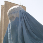 Una mujer con burka en Kabul, Afganistán/AlfredoGMx-Wikimedia Commons
