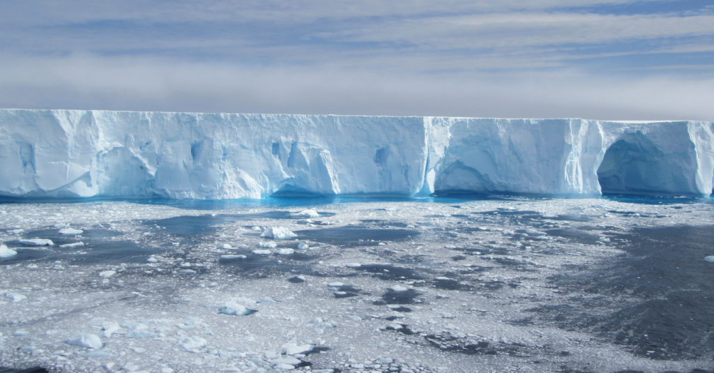 Un iceberg es un bloque de hielo que se desplaza por el mar (amanderson2 / Flickr)