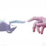 Una mano de un robot y una mano de un humano a punto de tocarse