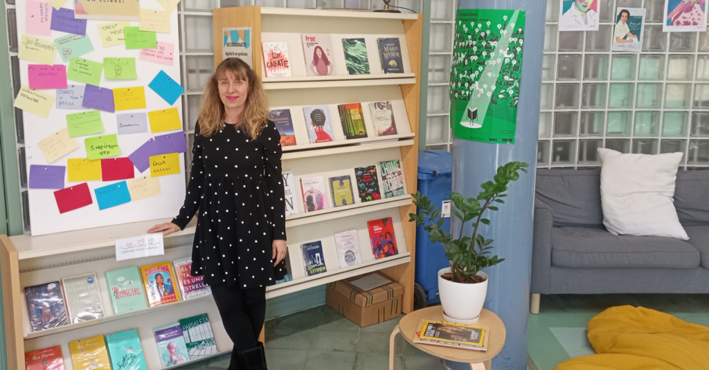 La especialista en literatura juvenil, Julia Baena, desde la biblioteca del instituto donde trabaja/Junior Report-Julia Baena