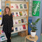 La especialista en literatura juvenil, Julia Baena, desde la biblioteca del instituto donde trabaja/Junior Report-Julia Baena