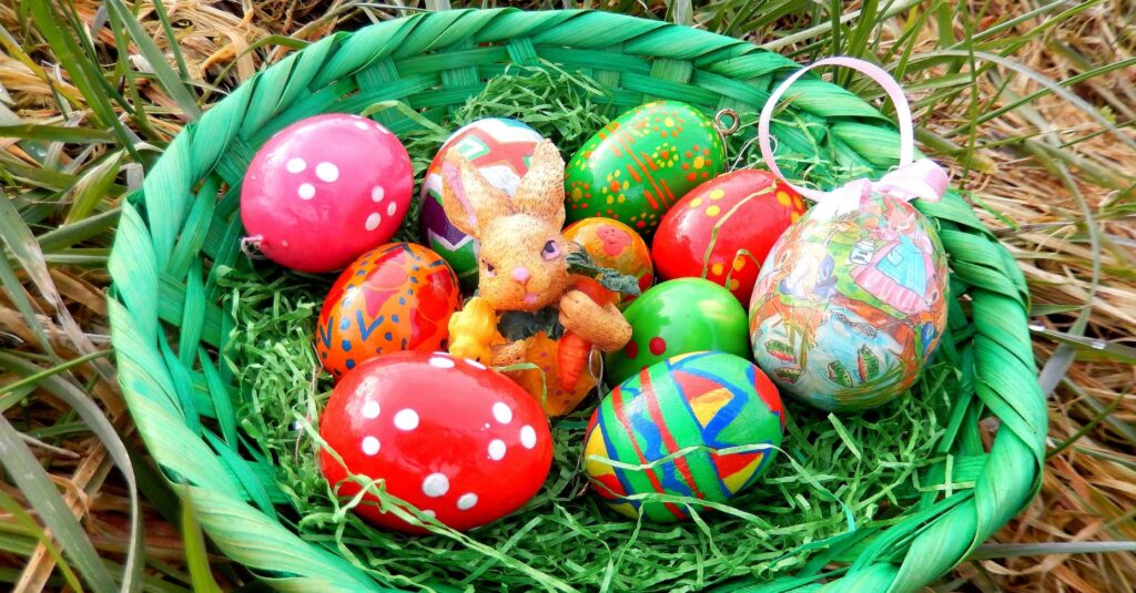 Una cesta con huevos de colores de Pascua