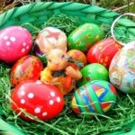 Una cesta con huevos de colores de Pascua