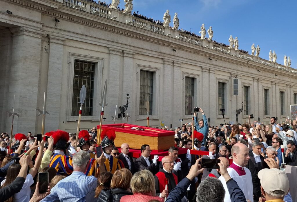 Procesión con el cuerpo del difunto papa Francisco (Cruz.croce/Wikimedia Commons)