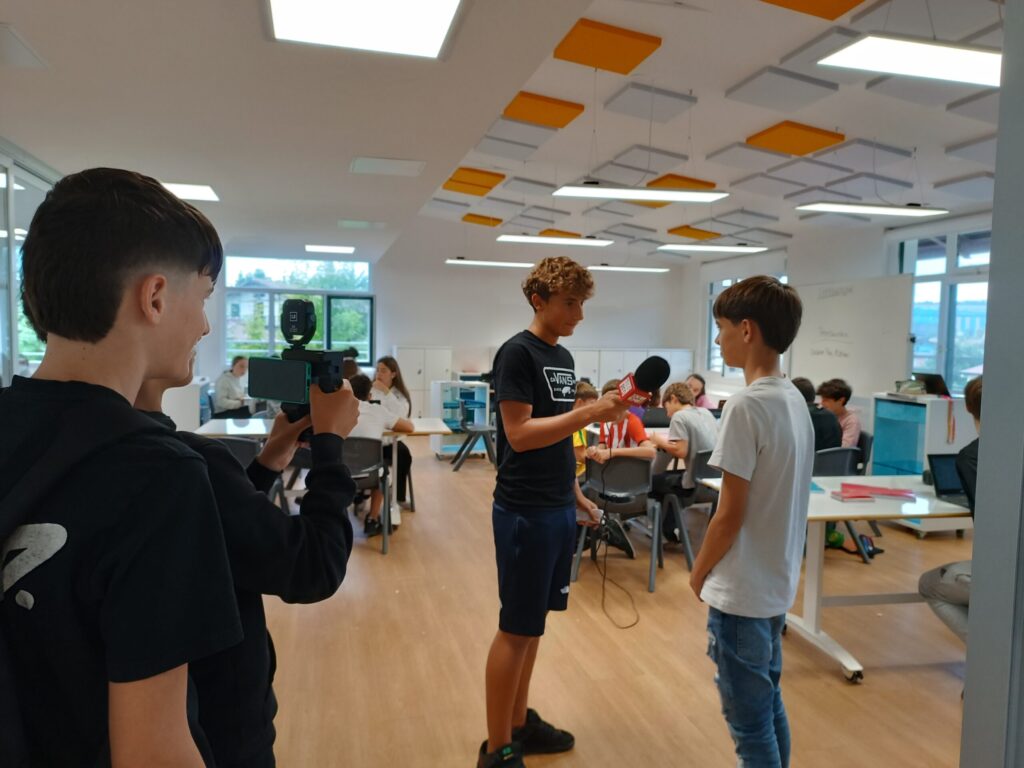 El alumnado de Larramendi Ikastola (Mungia) trabajando en la creación de contenidos para su revista escolar.