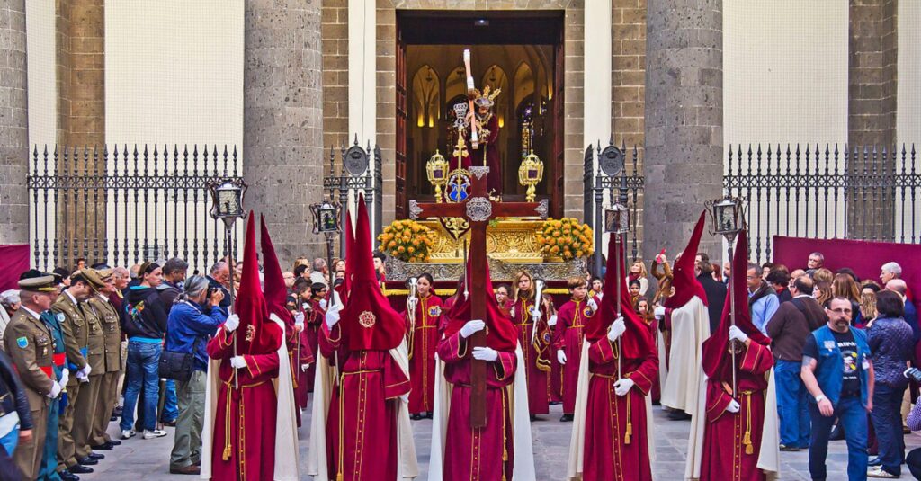 Una procesión de Semana Santa en la calle
