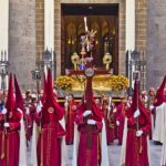 Una procesión de Semana Santa en la calle
