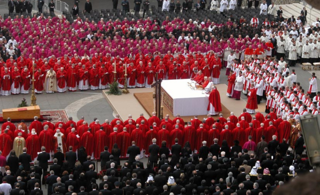 133 cardenales se reúnen en el Vaticano para elegir al sucesor del papa Francisco / Imagen del funeral de Juan Pablo II / blues_brother- Wikimedia Commons