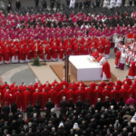 133 cardenales se reúnen en el Vaticano para elegir al sucesor del papa Francisco / Imagen del funeral de Juan Pablo II / blues_brother- Wikimedia Commons