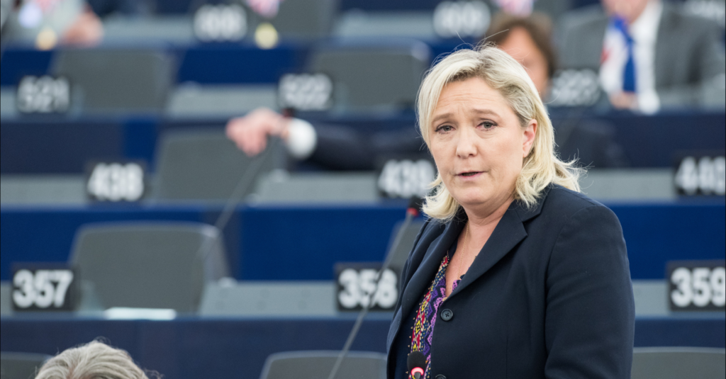 Marine Le Pen es una política francesa de extrema derecha. (European Union 2015 - European Parliament)