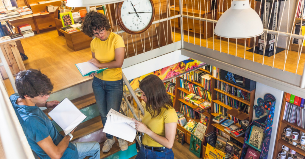 El último barómetro sobre los hábitos de lectura confirma que los jóvenes son los que más leen dentro de la población española/Freepik