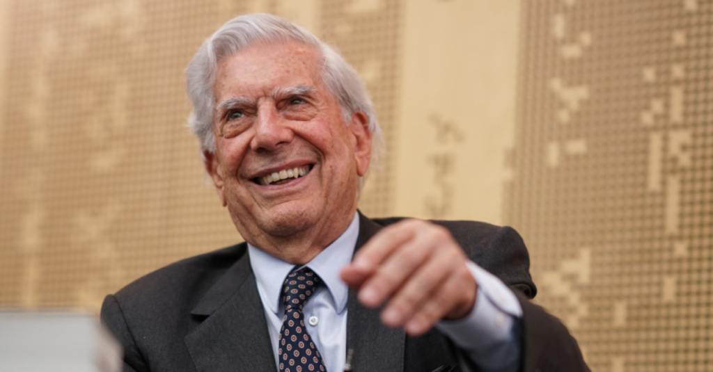 Mario Vargas Llosa sonriendo en un acto