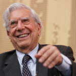 Mario Vargas Llosa sonriendo en un acto