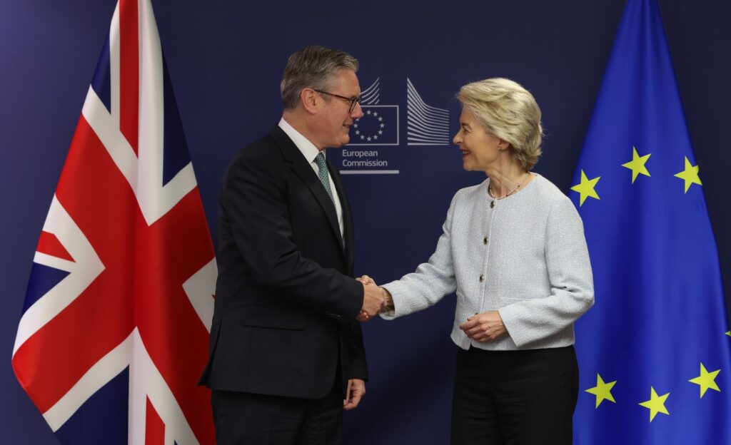 El primer ministro británico Keir Starmer con la presidente de la Comisión Europea Ursula von der Leyen. (Simon Dawson / No 10 Downing Street / Open Government Licence v3.0 / Wikimedia Commons)
