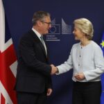 El primer ministro británico Keir Starmer con la presidente de la Comisión Europea Ursula von der Leyen. (Simon Dawson / No 10 Downing Street / Open Government Licence v3.0 / Wikimedia Commons)