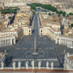 Durante el cónclave, miles de personas se reúnen en la Plaza de San Pedro, en el Vaticano, para esperar el resultado de las votaciones. (Mayumi Maciel / Pexels)