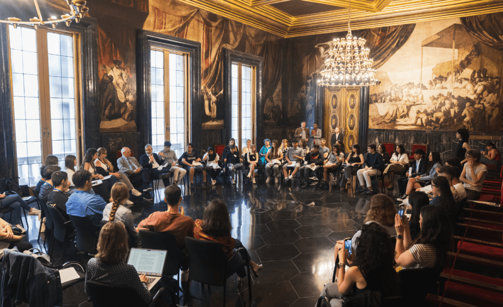 El Saló de Cròniques del Ayuntamiento de Barcelona ha sido el escenario de la entrevista con el alcalde Collboni/Ayuntamiento de Barcelona